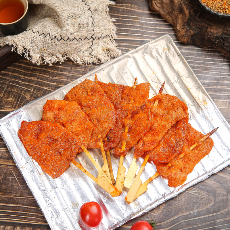 深底上的里脊肉串