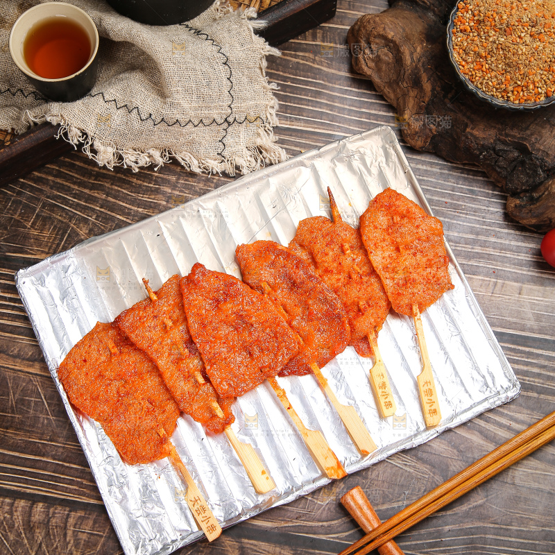 深底上的里脊肉串