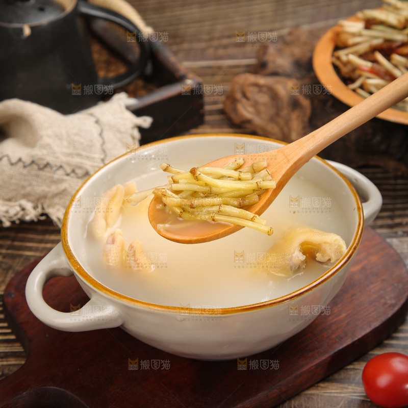 深底上的折耳根鸭掌汤