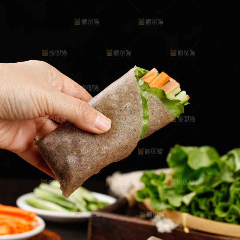 深底上的黑全麦卷饼