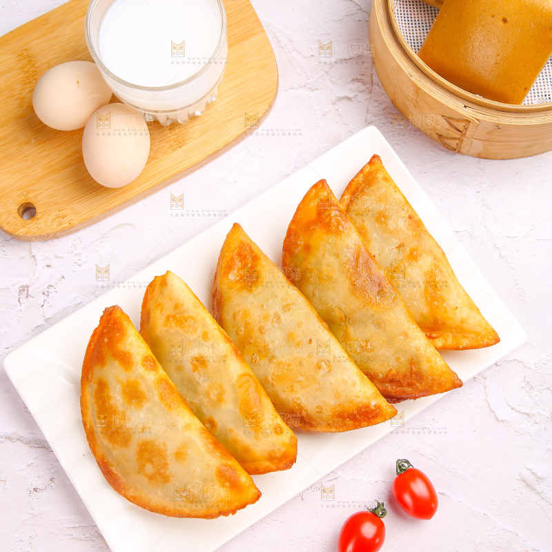 浅底上的脆皮菜饺