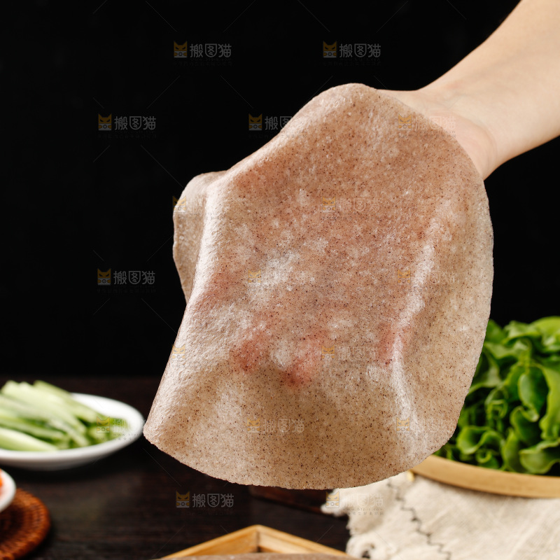 深底上的黑全麦卷饼
