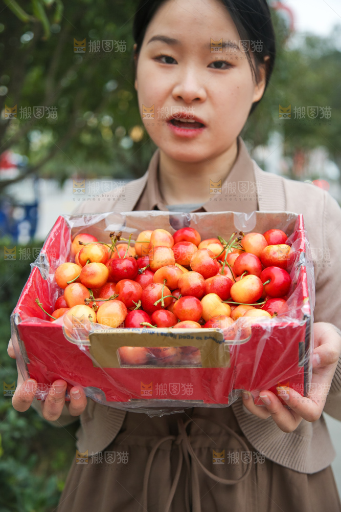 手里拿着黄金车厘子