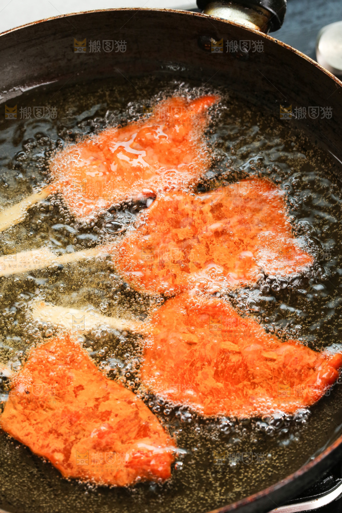 锅里炸着里脊肉串