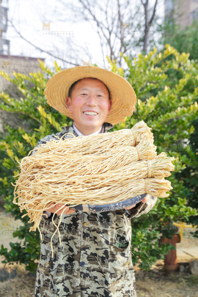 手里拿着干萝卜条