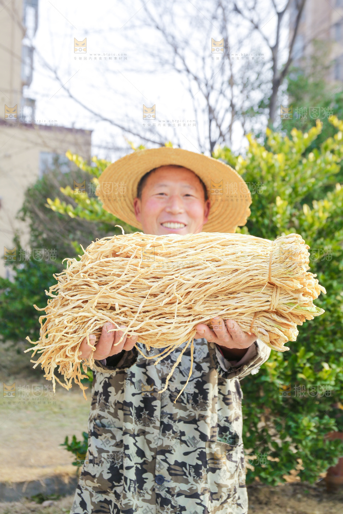 手里拿着干萝卜条