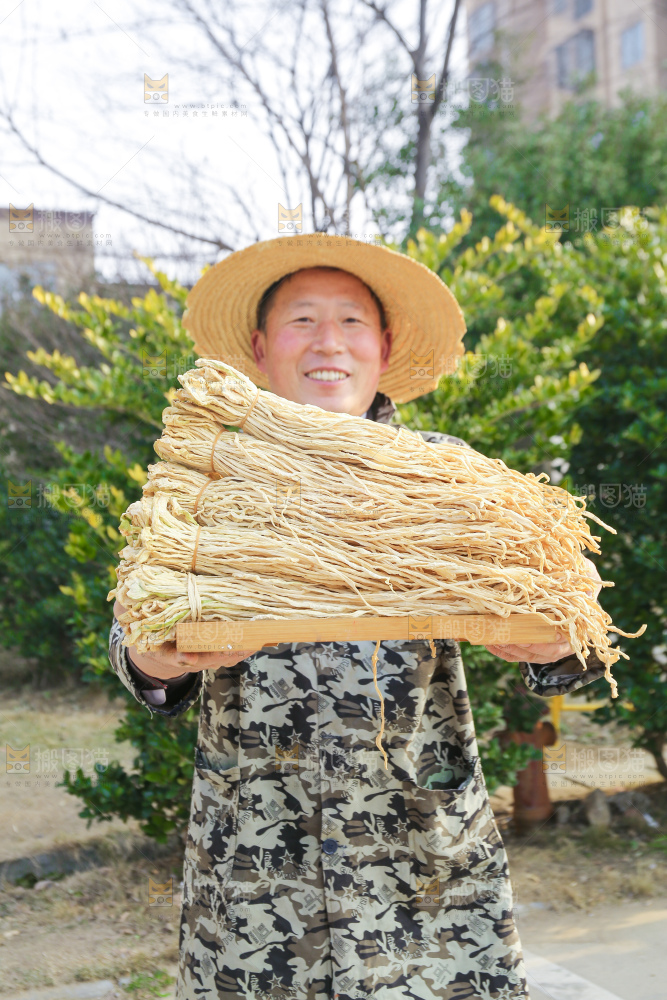手里拿着干萝卜条