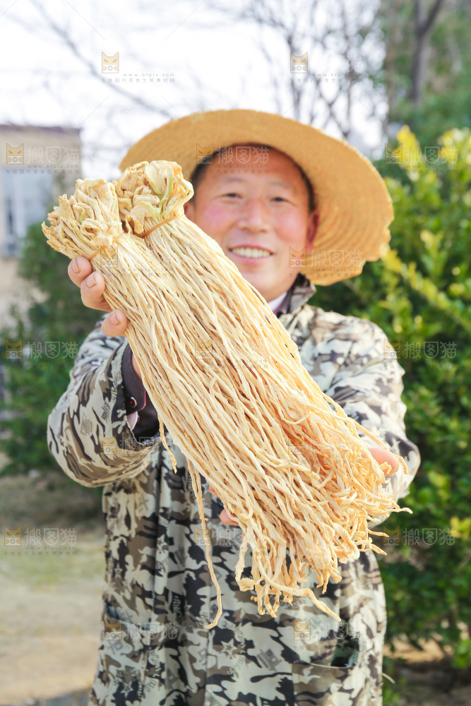 手里拿着干萝卜条