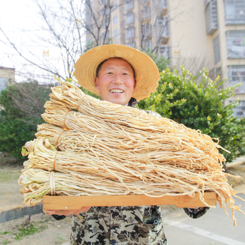 手里拿着干萝卜条