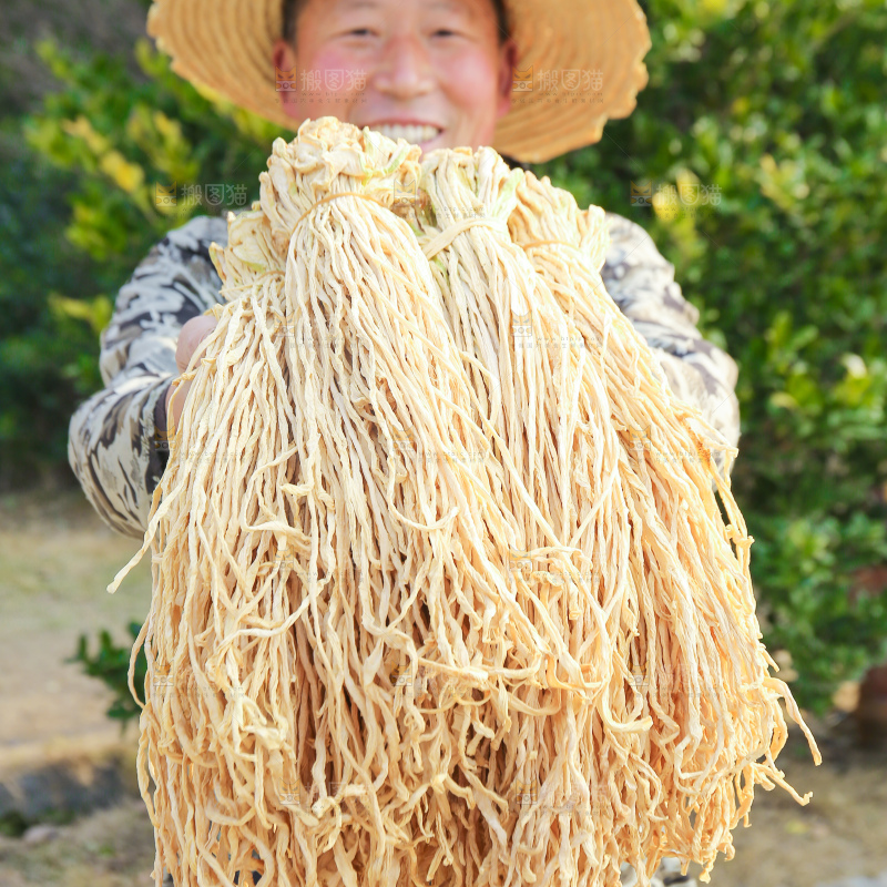 手里拿着干萝卜条