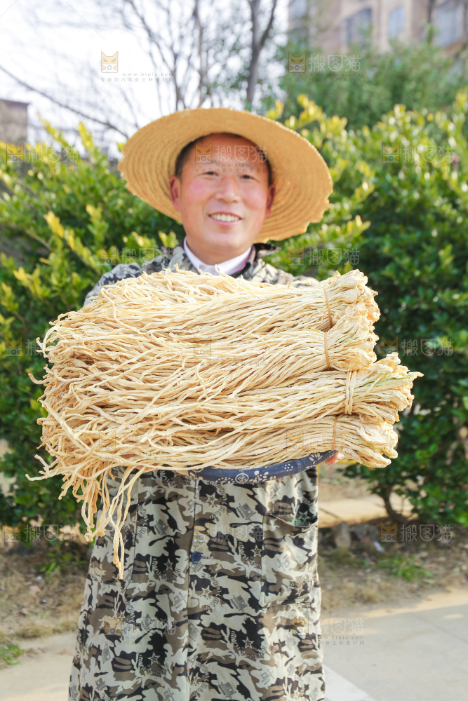 手里拿着干萝卜条