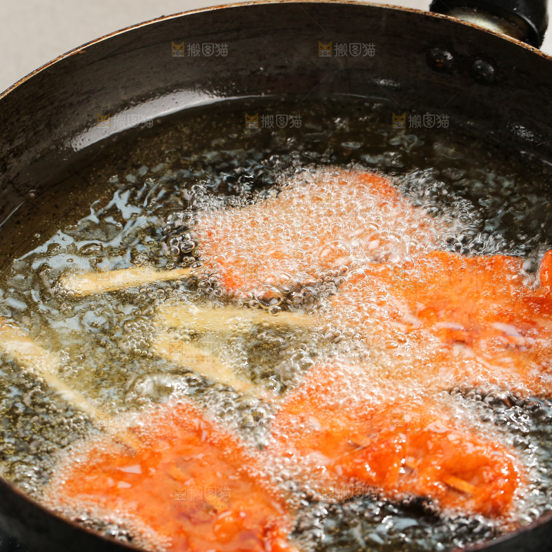 锅里炸着里脊肉串