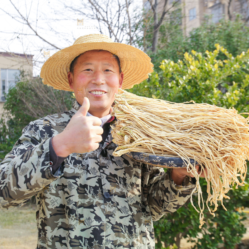 手里拿着干萝卜条