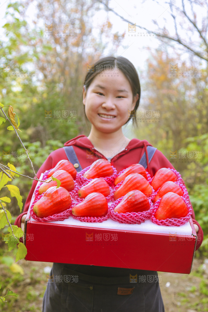 手里拿着莲雾