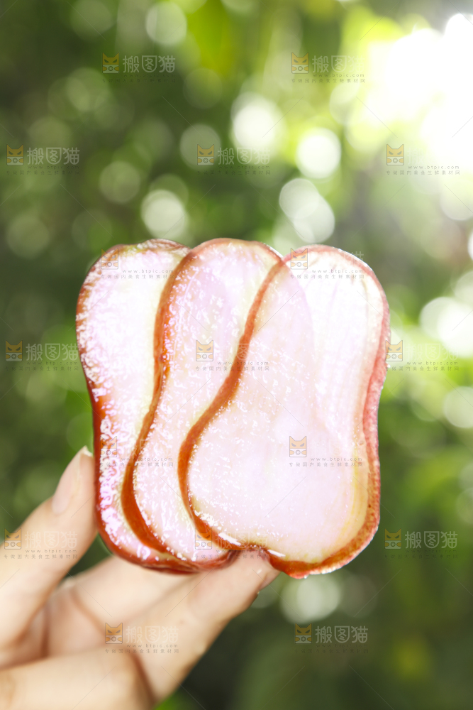 手里拿着莲雾