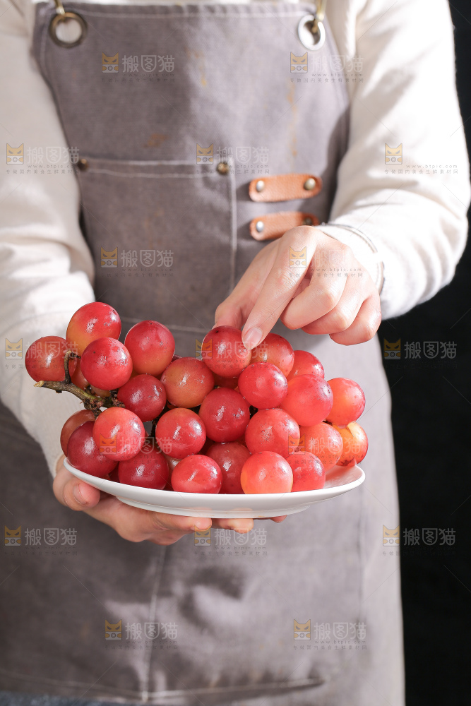 深底上的妮娜皇后葡萄