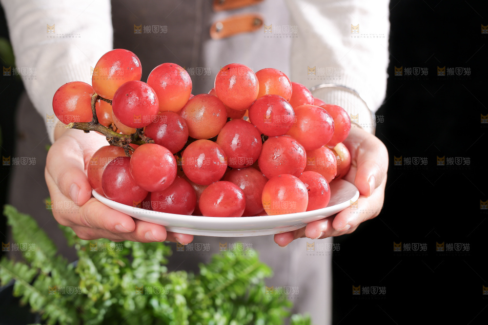 深底上的妮娜皇后葡萄