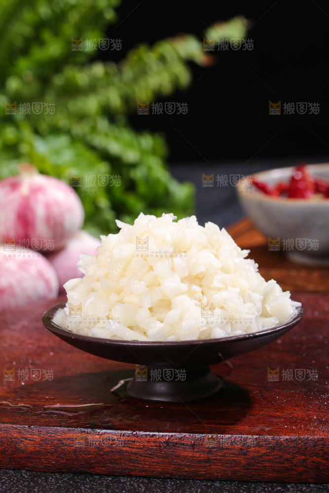 深底上的蒜末