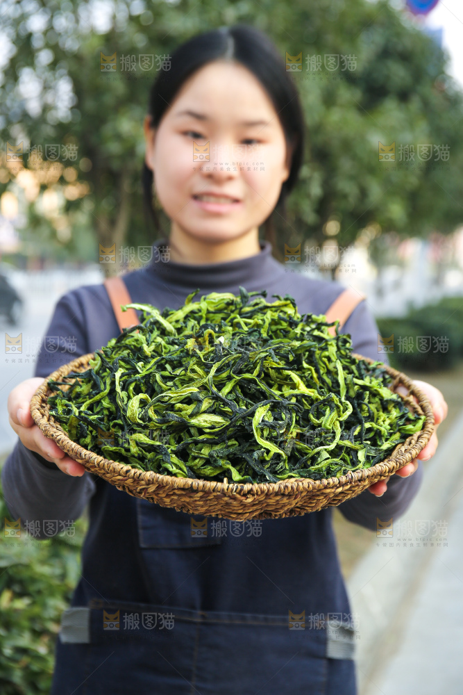 手里拿着干黄瓜条