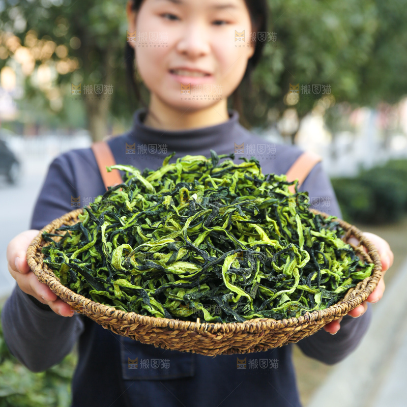 手里拿着干黄瓜条