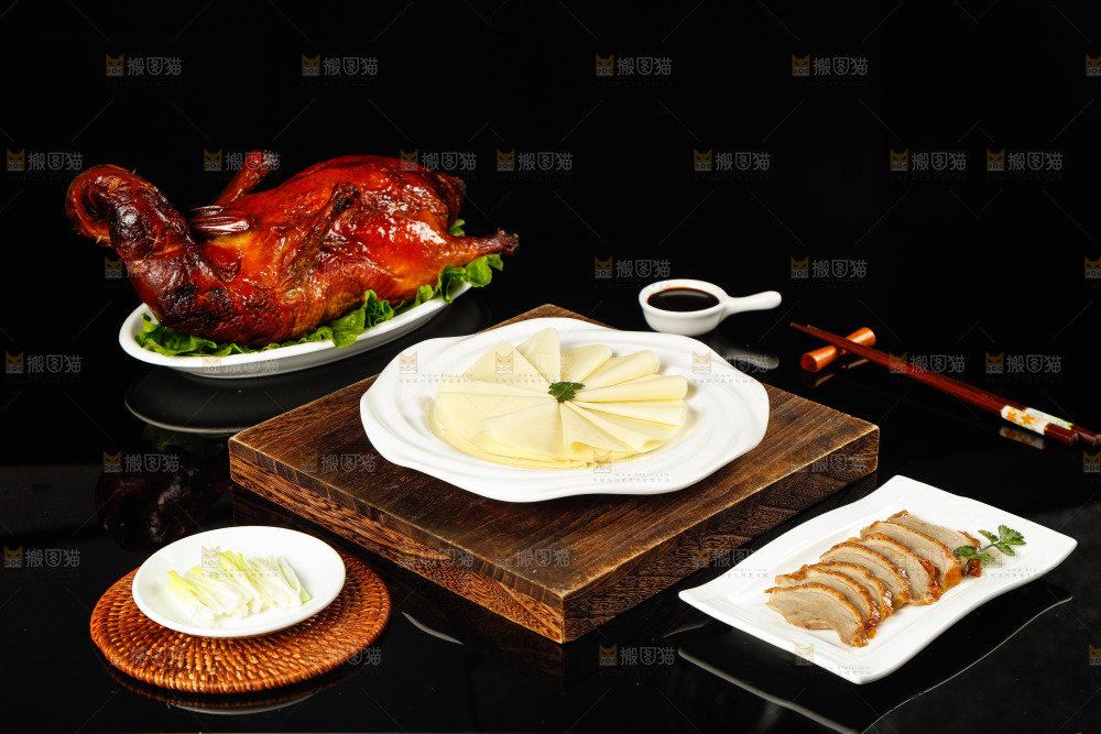 深底上的烤鸭卷饼