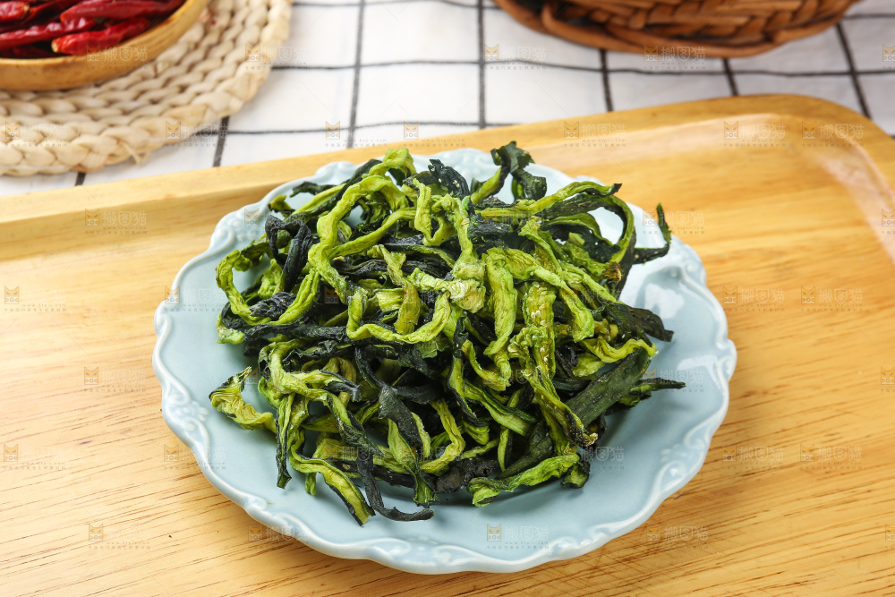 浅底上的干黄瓜条