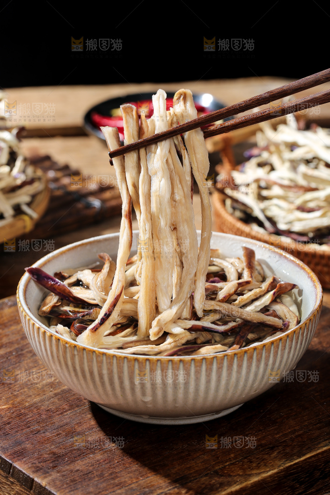 木底上的茄子干
