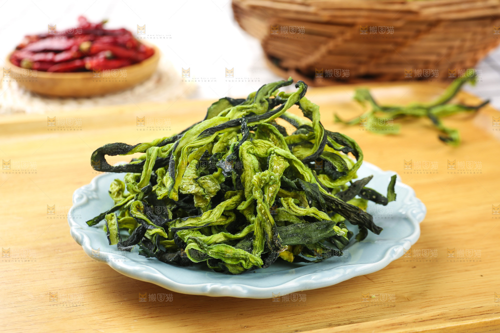 浅底上的干黄瓜条