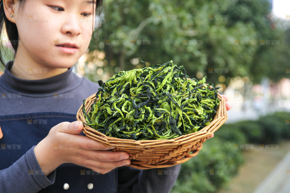 手里拿着干黄瓜条