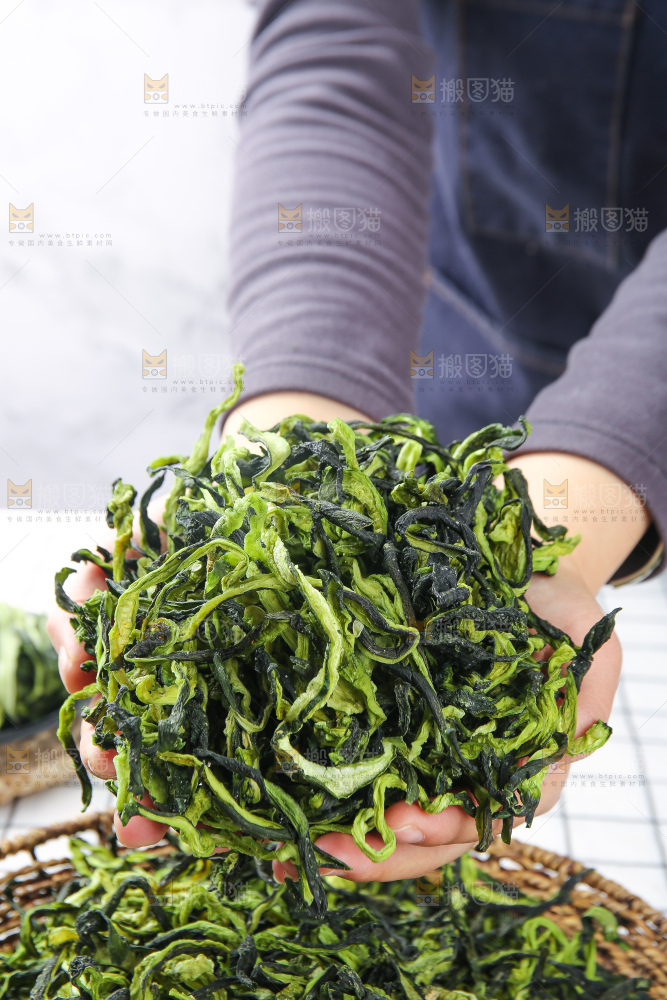 浅底上的干黄瓜条