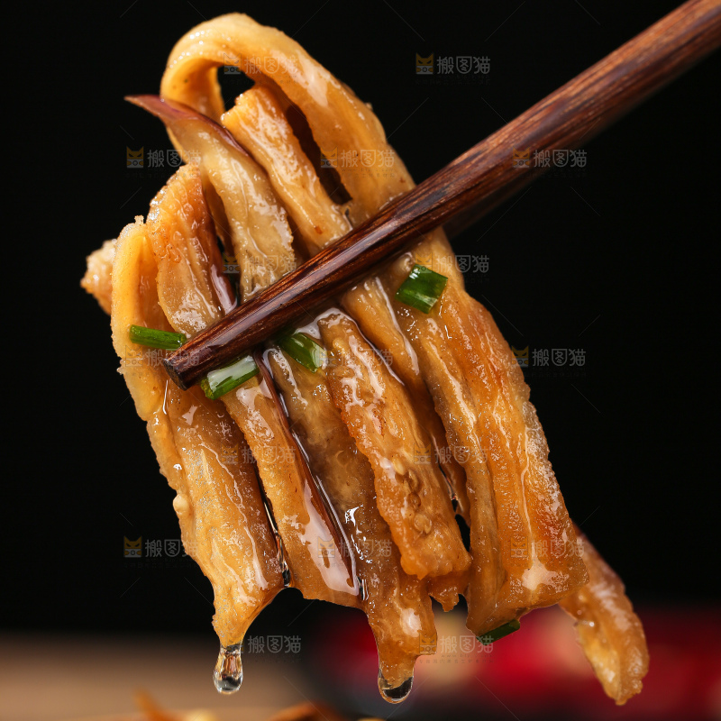 盘子里的茄子干炒腊肉