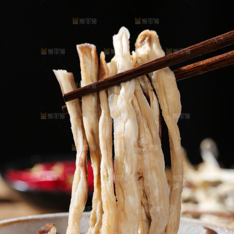 木底上的茄子干