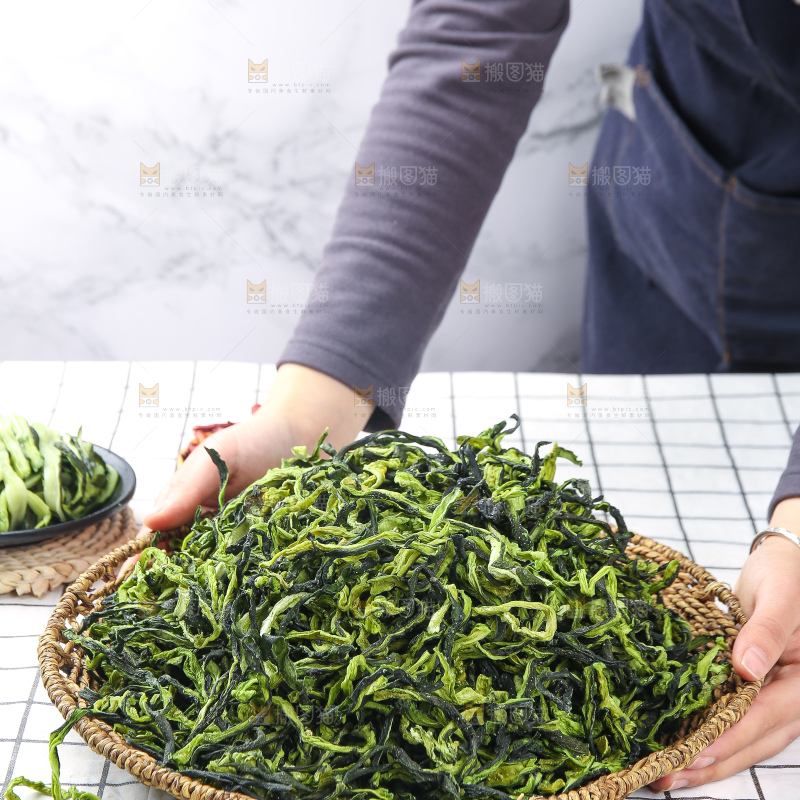 浅底上的干黄瓜条