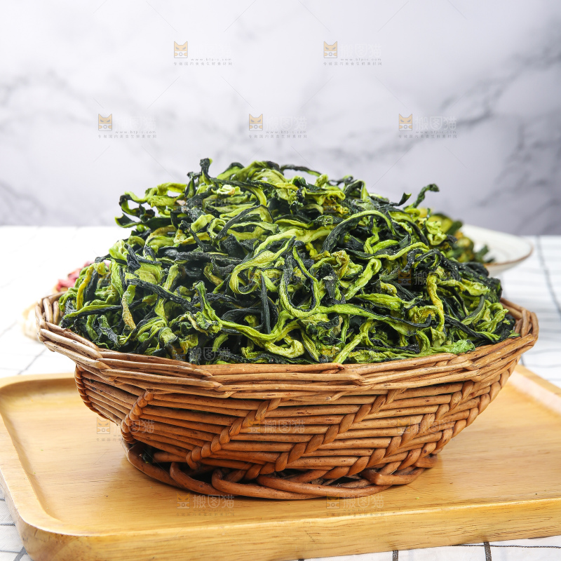 浅底上的干黄瓜条