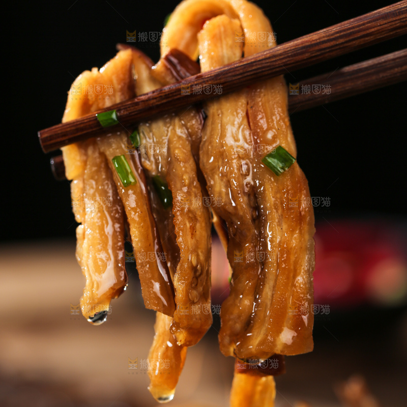 盘子里的茄子干炒腊肉