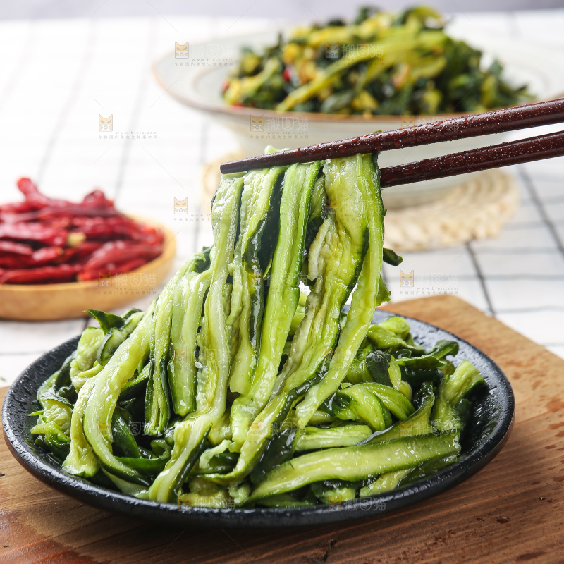 浅底上的干黄瓜条