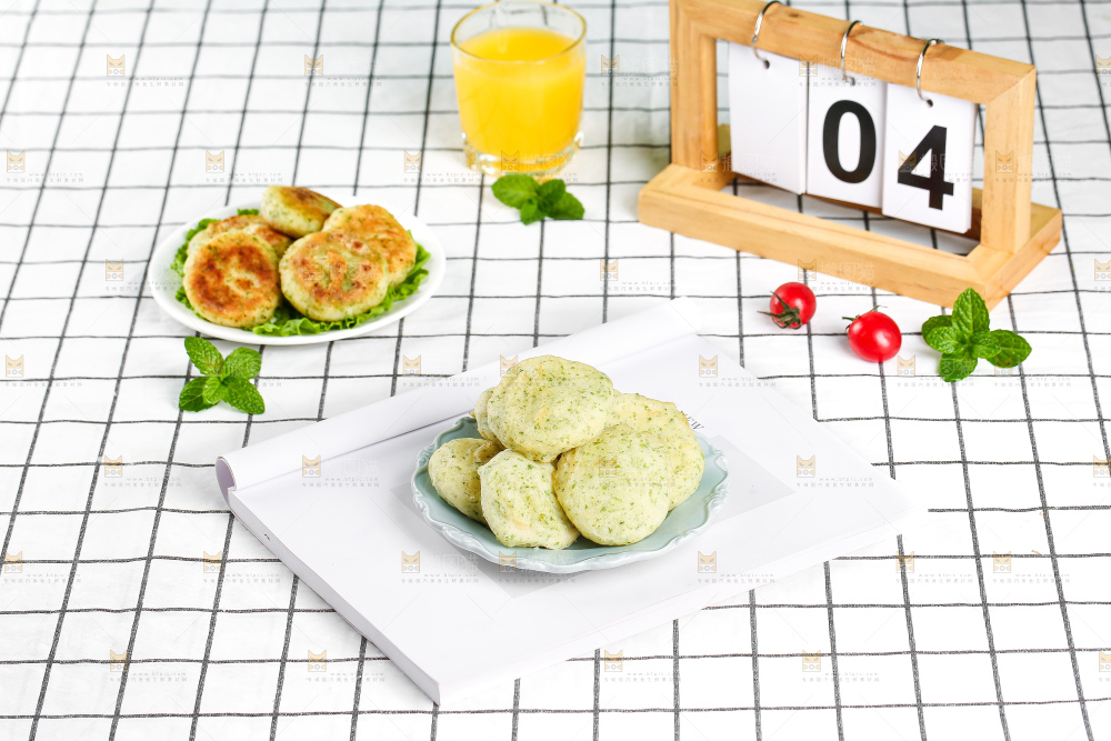 浅底上的鳕鱼鲜虾饼