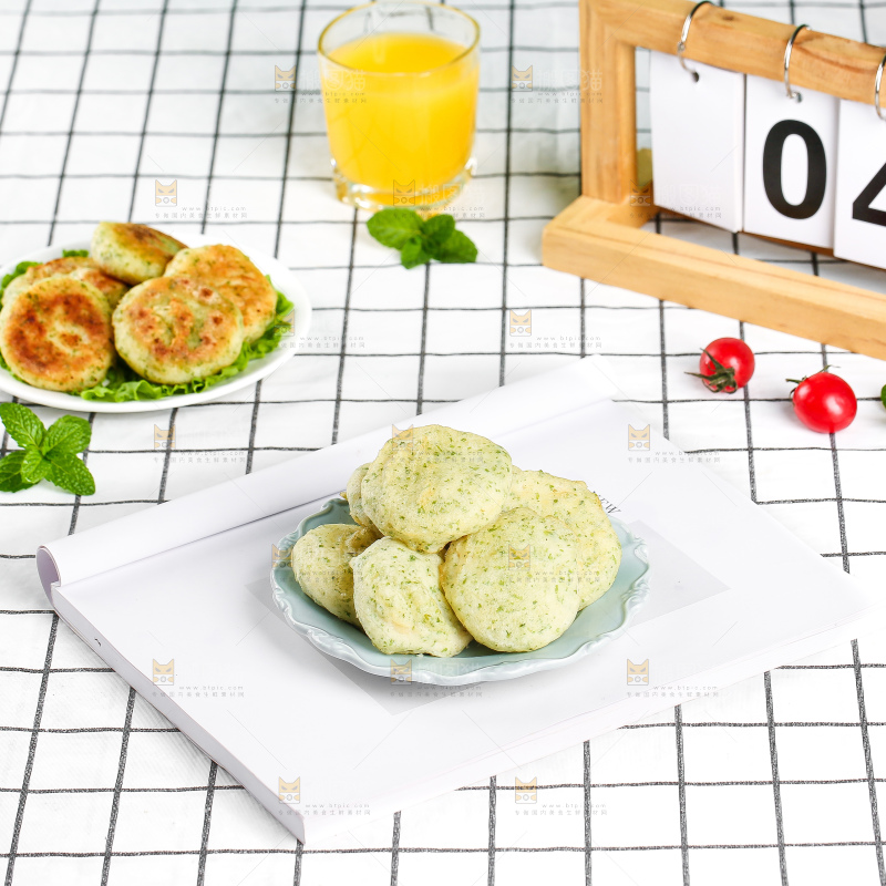 浅底上的鳕鱼鲜虾饼