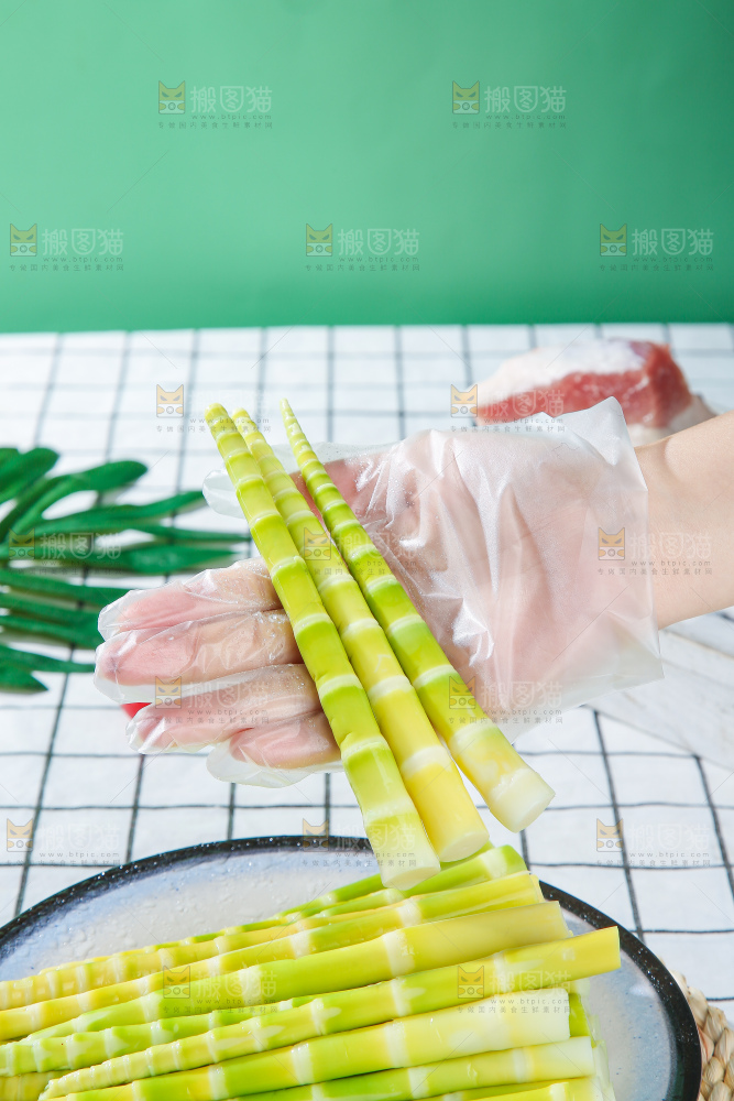 浅底上的笋尖