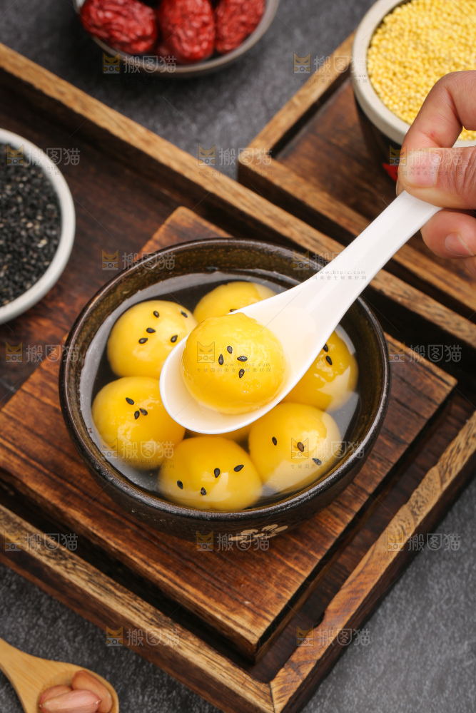 深底上的大黄米汤圆