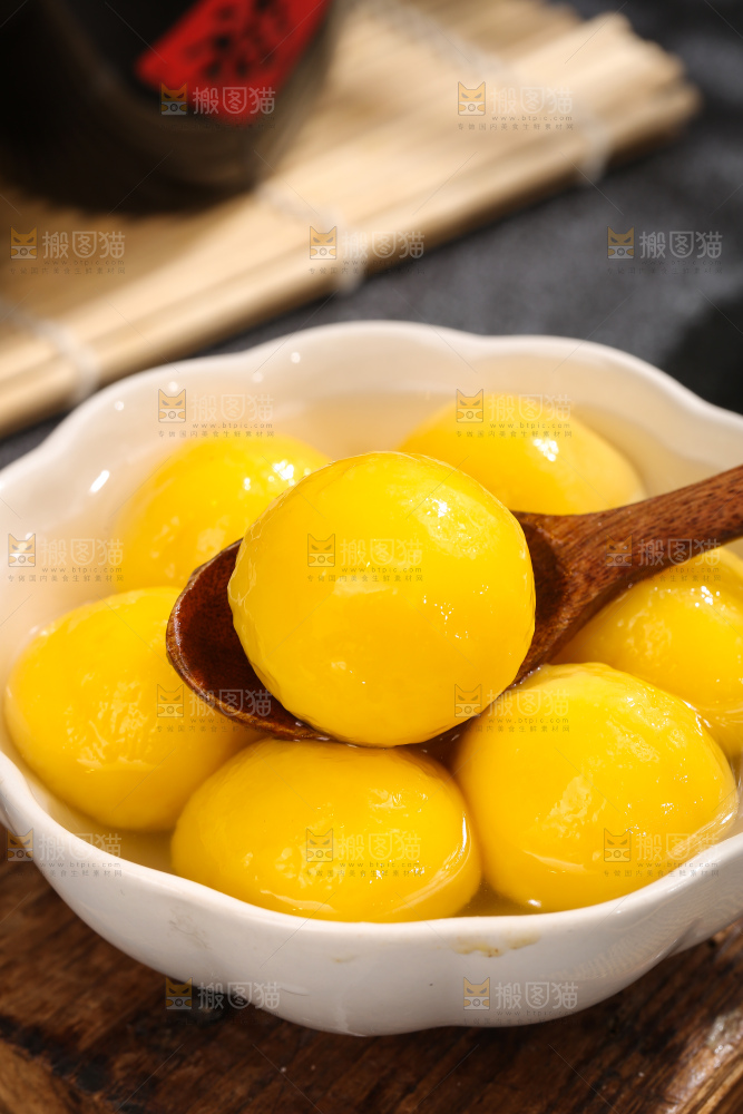 深底上的大黄米汤圆