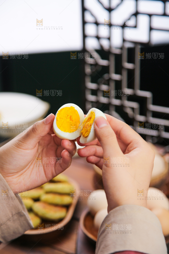 深底上的煮鸡蛋