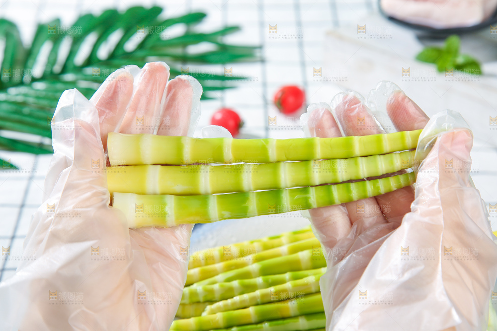 浅底上的笋尖