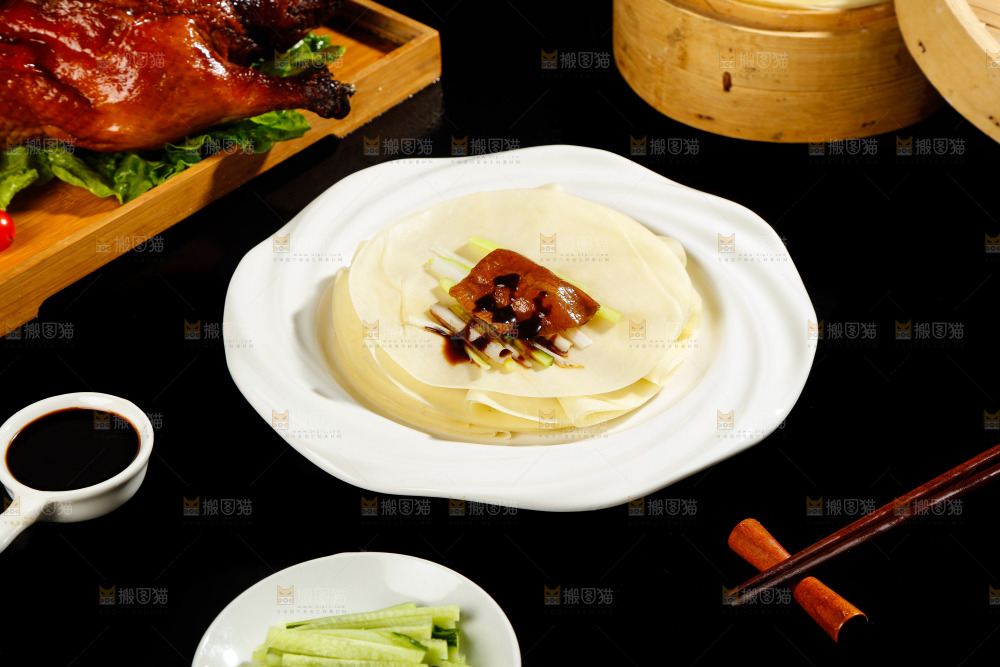 深底上的烤鸭卷饼