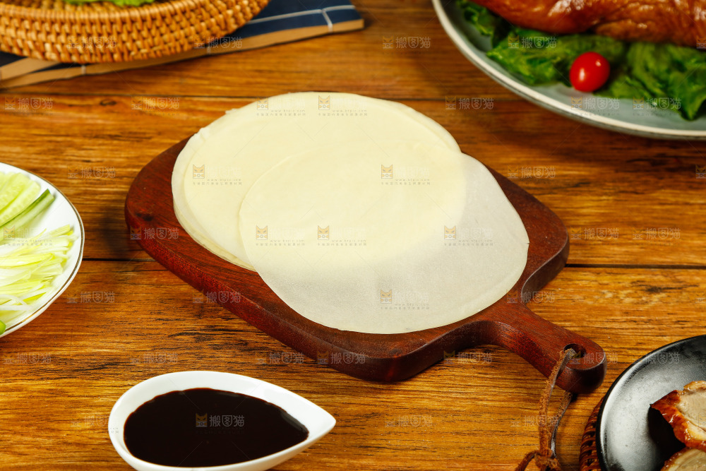 深底上的烤鸭卷饼