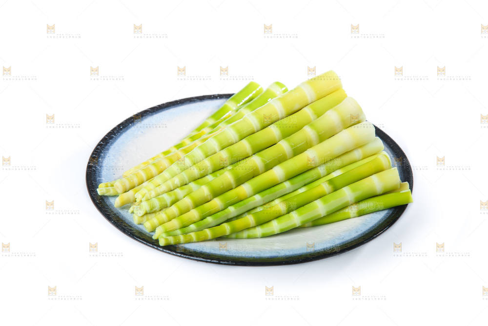 白底上的泡笋尖