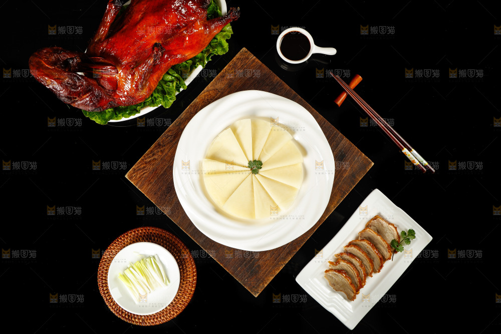 深底上的烤鸭卷饼