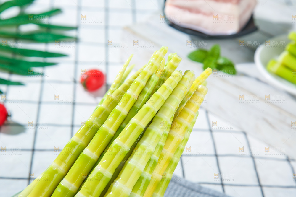 浅底上的笋尖