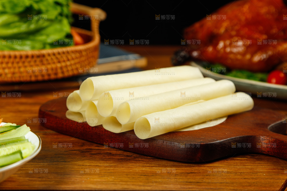 深底上的烤鸭卷饼