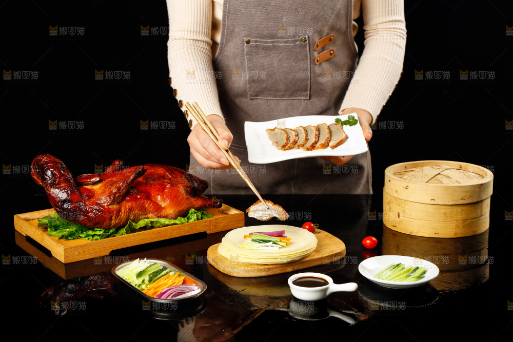 深底上的烤鸭卷饼
